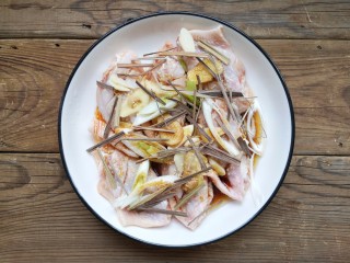 7、咸蛋黄鸡翅,家里有香茅，又加了点提味。没有的朋友可以不加。