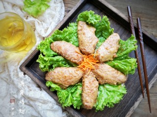 19、咸蛋黄鸡翅,鸡翅腌进了鲜味，煎足了脆皮，再裹上细碎绵密的咸蛋黄碎，出锅的时候金灿灿的，空口吃或者搭配了生菜卷着吃，想怎么吃就怎么吃，怎么吃都好吃啊！