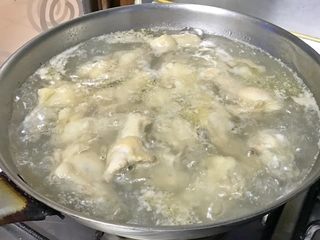 2、电饭煲+啤酒鸡翅根,大火煮开。