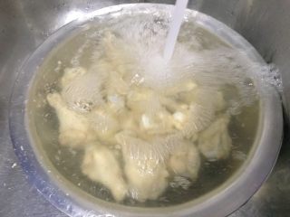 3、电饭煲+啤酒鸡翅根,捞出，洗净血沫子。