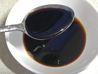 5、电饭煲+啤酒鸡翅根,调酱料，半碗酱青，两汤匙老抽。