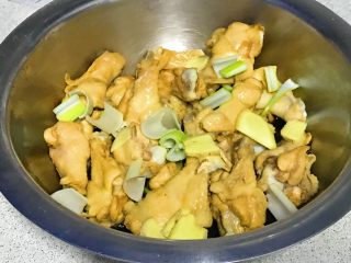 9、电饭煲+啤酒鸡翅根,加入葱段，姜片，腌制一小时。