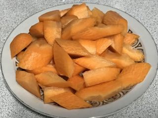11、电饭煲+啤酒鸡翅根,胡萝卜去皮，切成菱形块。