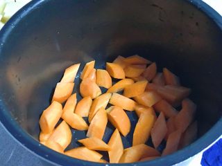 13、电饭煲+啤酒鸡翅根,胡萝卜铺底。