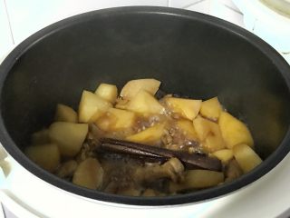 21、电饭煲+啤酒鸡翅根,拿出桂皮，八角。