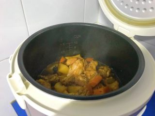 22、电饭煲+啤酒鸡翅根,翻拌一下出锅。