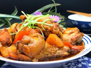 23、电饭煲+啤酒鸡翅根,啤酒鸡味道超赞，鸡肉软嫩，香味诱人，特好吃。