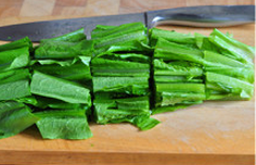 1、麻汁油麦菜,油麦菜洗净控干水分,切成4、5cm长的小段儿