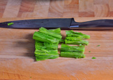 2、麻汁油麦菜,根部带梗的部分剖成四片,这一部分是口感最好的,可别扔了