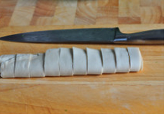 3、麻汁油麦菜,将豆腐皮卷起,切成约1指宽的长条