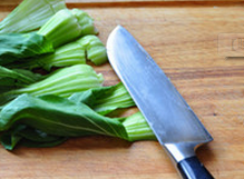 4、麻汁油麦菜,锅中水煮沸,下入豆腐皮焯烫片刻,捞出控干晾凉