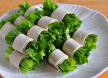 5、麻汁油麦菜,取适量油麦菜段儿,用豆腐皮卷起来,摆在盘中