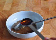 6、麻汁油麦菜,芝麻酱和甜面酱放进小碗,加入香油,充分搅拌,将芝麻酱和甜面酱解开