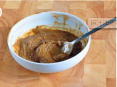 7、麻汁油麦菜,加入蒜泥、盐,糖,醋,充分拌匀,成芝麻酱汁