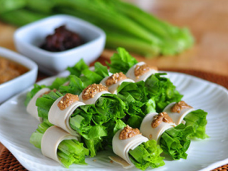 8、麻汁油麦菜,将油麦菜豆皮卷和酱汁一起上桌,还可以再准备点儿豆瓣酱之类其他自己喜欢的酱料,蘸食