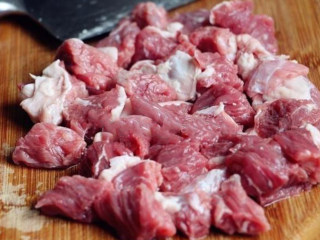 1、西红柿炖牛腩,牛腩提前用清水浸泡，期间多次换水，然后将牛腩切成3厘米左右的方形块。‍