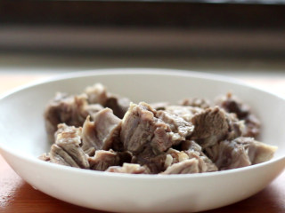 5、西红柿炖牛腩,将牛腩捞出后，用热水冲去牛腩表面的血沫，沥水待用。