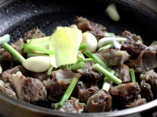 7、西红柿炖牛腩,把葱姜蒜、干红辣椒、八角、桂皮、花椒都放入锅中，翻炒出香味。