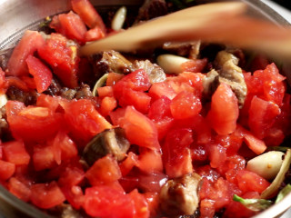 8、西红柿炖牛腩,锅中加入一半量的西红柿块，翻炒至西红柿变软出水。