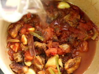 10、西红柿炖牛腩,电压锅内加入些许热水。西红柿会释放不少水分，此外电压锅炖肉水分很少会流失，所以水不用加很多，一小碗足够。西红柿汁水丰富，不加水都可以。若用砂锅来炖，水要多加些，没过牛腩为宜。然后电压锅牛腩炖煮模式炖三十分钟。炖好的牛腩盛出，去掉八角、桂皮、花椒。