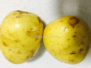 1、健身主食—超赞的低脂土豆丝饼,准备三颗土豆,洗净备用
