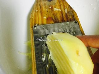 3、健身主食—超赞的低脂土豆丝饼,用插板将土豆茬成细丝(刀工好的可以直接切)