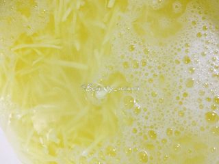 5、健身主食—超赞的低脂土豆丝饼,茬好的土豆丝放在水中浸泡,避免氧化变色