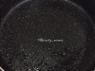 11、健身主食—超赞的低脂土豆丝饼,锅内用刷子涂一层薄薄的食用油