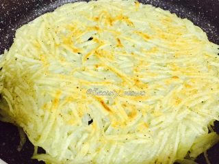 14、健身主食—超赞的低脂土豆丝饼,用锅铲推一下,可以推动就是煎好了,定型后,翻面煎另一边