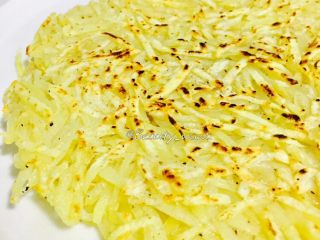 15、健身主食—超赞的低脂土豆丝饼,两面都煎好后从锅中取出,按上述步骤,将剩余土豆丝全部煎完。码放在盘中。变凉后的土豆丝颜色会稍微深一些,口感也会软。