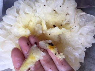 6、秋季润肺养颜，来一碗红枣银耳羹,将银耳的黄蒂去除