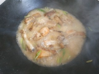 9、糖醋菠萝排骨,大火烧开