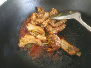 13、糖醋菠萝排骨,放入排骨翻炒