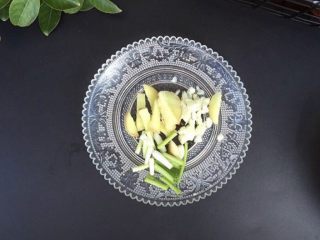 2、双色鸳鸯豆腐,准备好葱姜蒜