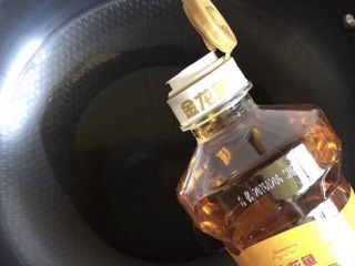 3、双色鸳鸯豆腐,锅烧热倒适量的食用油