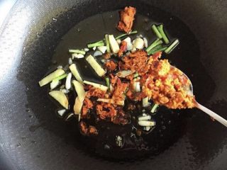 5、双色鸳鸯豆腐,加一勺半红油火锅底料