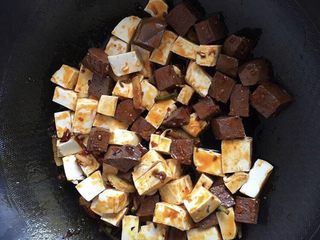 7、双色鸳鸯豆腐,豆腐鸭血下锅翻炒均匀