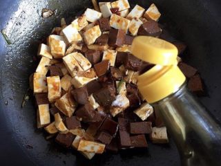 9、双色鸳鸯豆腐,生抽少许