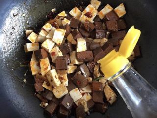 10、双色鸳鸯豆腐,料酒半汤匙