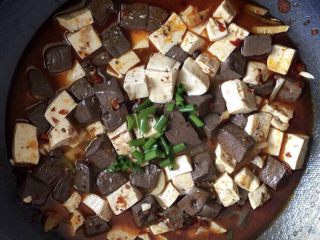 12、双色鸳鸯豆腐,大火烧开小火焖20-30分钟即可，水记得一次性加足不要中途加水！特别香，装出即可开吃，喜欢加鸡精的可以加少许哦