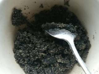 3、黑芝麻汤圆,黑芝麻加化开的猪油，拌一下