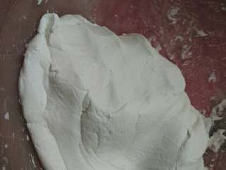 4、黑芝麻汤圆,糯米粉加温水活成面团，醒一小会