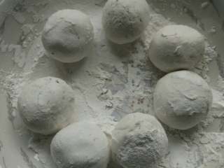 5、黑芝麻汤圆,揪一小团面团像包小包子一样把芝麻粉包进去，做成汤圆