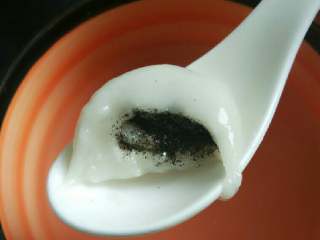 6、黑芝麻汤圆,水烧开，把汤圆放进去晃动锅子，避免粘锅，煮几分钟，捞出即可