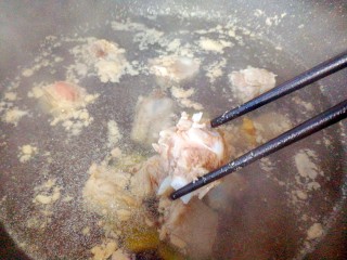 7、圆土豆+土豆烧排骨,煮出浮沫后捞出