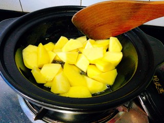11、圆土豆+土豆烧排骨,煎至土豆微微发黄