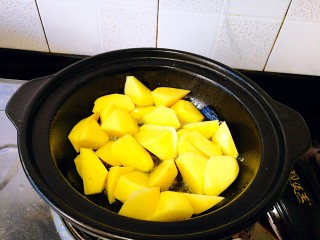 10、圆土豆+土豆烧排骨,放入土豆块进去煎,