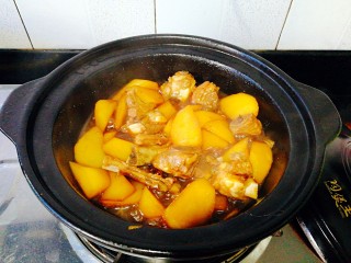 19、圆土豆+土豆烧排骨,加适量清水
