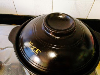 20、圆土豆+土豆烧排骨,盖上盖子,小火焖烧15分钟,期间要翻底