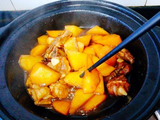 21、圆土豆+土豆烧排骨,土豆用筷子插,如图已熟,不要煮太烂,这样口感刚刚好
